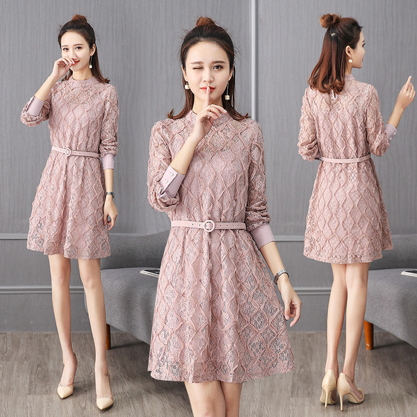 Κομψό δαντελωτό γυναικείο φόρεμα με κεντήματα και διακοσμητική ζώνη σε τρία χρώματα