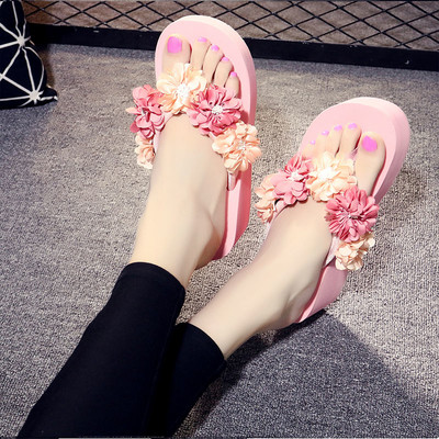 Περιστασιακές γυναίκες παντόφλες ο σε 3D πλατφόρμα διακόσμησης