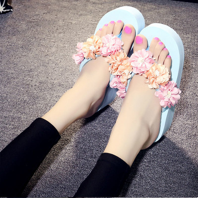 Περιστασιακές γυναίκες παντόφλες ο σε 3D πλατφόρμα διακόσμησης