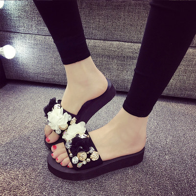 Μοντέρνες γυναικείες παντόφλες σε πλατφόρμα με λουλούδια και διακοσμητικές πέτρες