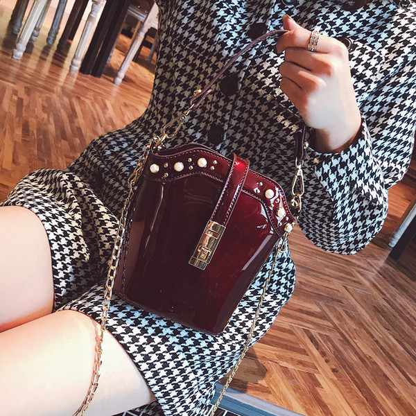 Stílusos lakkbőr kézitáska dekorgyöngyökkel, hosszú fém fogantyúval - 2 modell