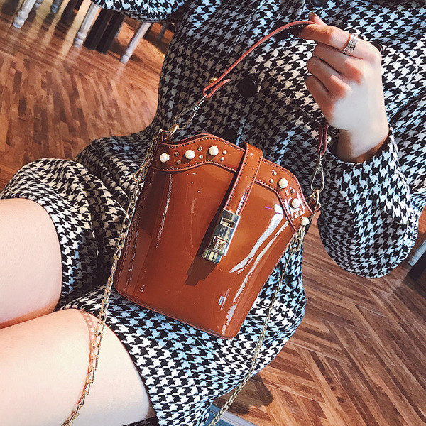 Stílusos lakkbőr kézitáska dekorgyöngyökkel, hosszú fém fogantyúval - 2 modell