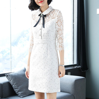 Κομψό γυναικείο φόρεμα με δαντελωτά μανίκια και διακοσμητικά μαργαριτάρια με κορδέλα σε λευκό χρώμα