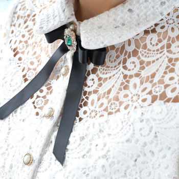 Κομψό γυναικείο φόρεμα με δαντελωτά μανίκια και διακοσμητικά μαργαριτάρια με κορδέλα σε λευκό χρώμα