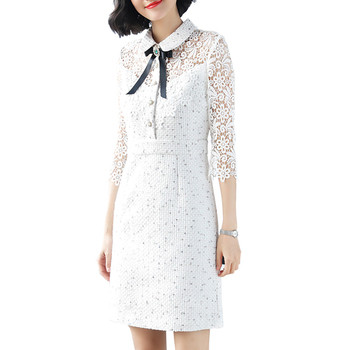 Κομψό γυναικείο φόρεμα με δαντελωτά μανίκια και διακοσμητικά μαργαριτάρια με κορδέλα σε λευκό χρώμα