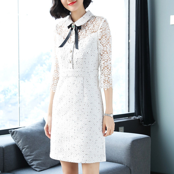 Κομψό γυναικείο φόρεμα με δαντελωτά μανίκια και διακοσμητικά μαργαριτάρια με κορδέλα σε λευκό χρώμα