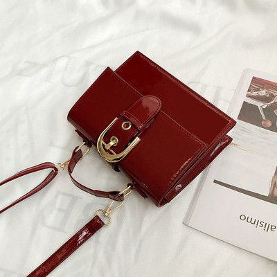 Μοντέρνα γυναικεία τσάντα με μακρά λαβή σε μαύρο, κόκκινο και καφέ χρώμα