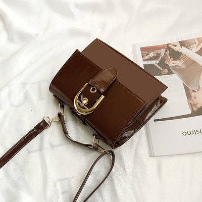 Μοντέρνα γυναικεία τσάντα με μακρά λαβή σε μαύρο, κόκκινο και καφέ χρώμα