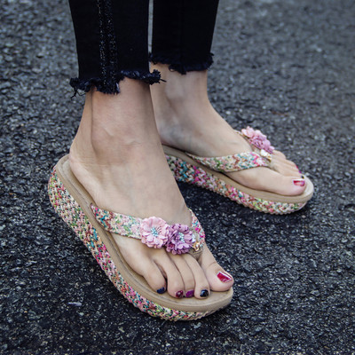 Modern női papucs színes virágmotívumokkal