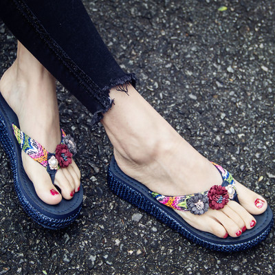 Modern női papucs színes virágmotívumokkal