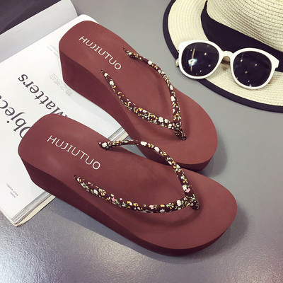 Casual γυναικείες παντόφλες σε πλατφόρμα με λεπτούς ιμάντες στο δάχτυλο