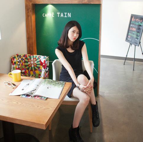 Κομψό γυναικείο αθλητική, καθημερινό φόρεμα σε μαύρο χρώμα