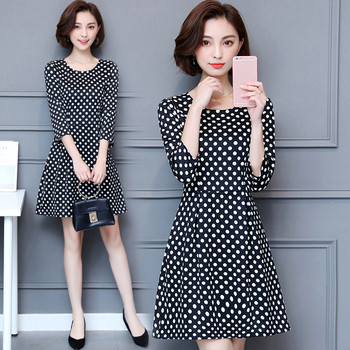 Μοντέρνο γυναικείο φόρεμα με δαντέλα σε σχήμα O σε μαύρο χρώμα