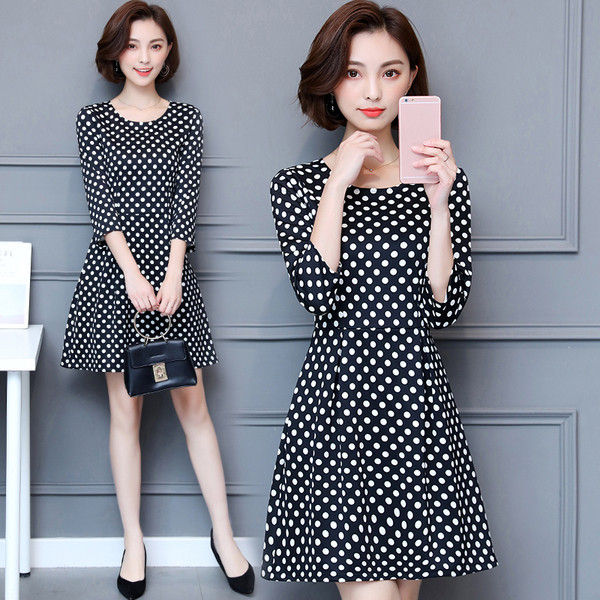 Μοντέρνο γυναικείο φόρεμα με δαντέλα σε σχήμα O σε μαύρο χρώμα