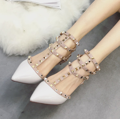 Modern női sarkú szandál különböző színekben, fém fűzőlyukkal