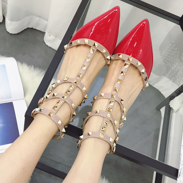 Modern női sarkú szandál különböző színekben, fém fűzőlyukkal