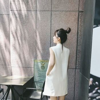 Γυναικεία σύντομο στυλ freestyle φόρεμα με υψηλό κολάρο  σε λευκό χρώμα