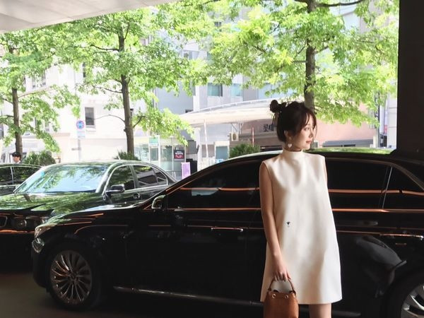 Γυναικεία σύντομο στυλ freestyle φόρεμα με υψηλό κολάρο  σε λευκό χρώμα