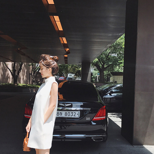 Γυναικεία σύντομο στυλ freestyle φόρεμα με υψηλό κολάρο  σε λευκό χρώμα