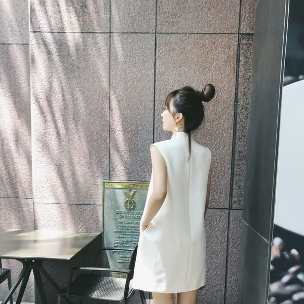 Γυναικεία σύντομο στυλ freestyle φόρεμα με υψηλό κολάρο  σε λευκό χρώμα