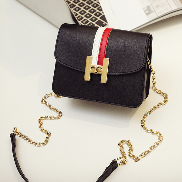 Geantă de damă elegantă, cu mâner de lanț și închidere metalică în culorile alb, negru și gri