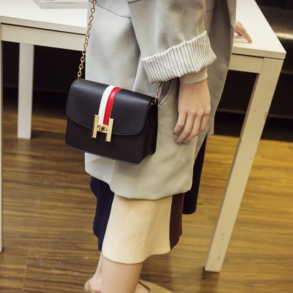 Geantă de damă elegantă, cu mâner de lanț și închidere metalică în culorile alb, negru și gri