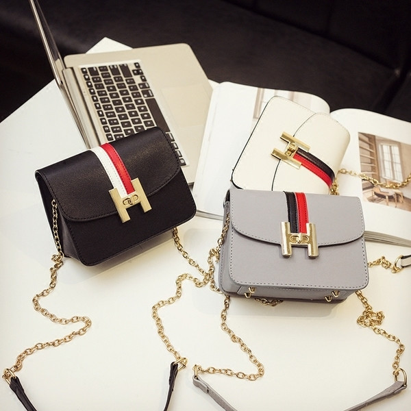 Geantă de damă elegantă, cu mâner de lanț și închidere metalică în culorile alb, negru și gri