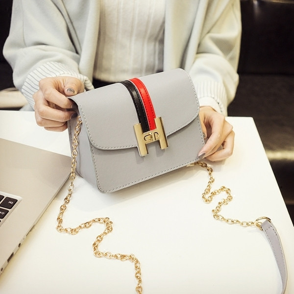 Geantă de damă elegantă, cu mâner de lanț și închidere metalică în culorile alb, negru și gri