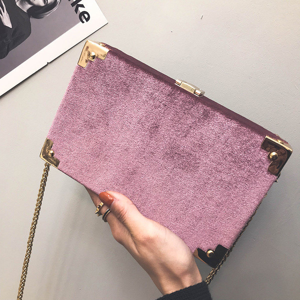 Βελούδινη γυναικεία  τσάντα με ενδιαφέρουσα διακόσμηση, μεταλλικό κούμπωμα και μεγάλη λαβή σε διάφορα χρώματα