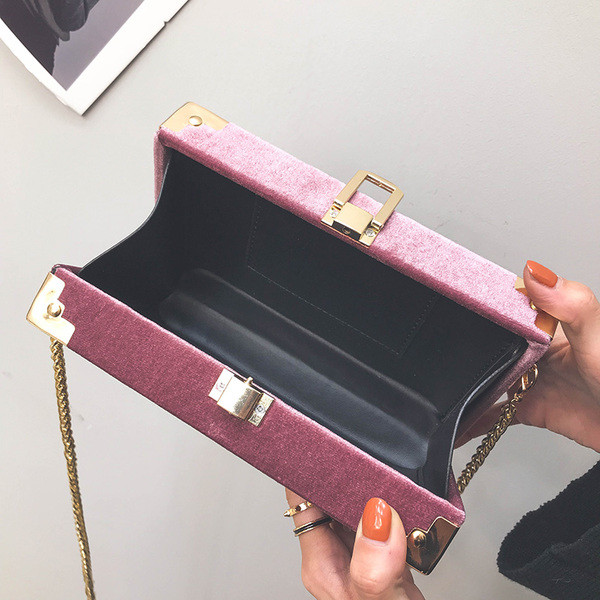 Βελούδινη γυναικεία  τσάντα με ενδιαφέρουσα διακόσμηση, μεταλλικό κούμπωμα και μεγάλη λαβή σε διάφορα χρώματα