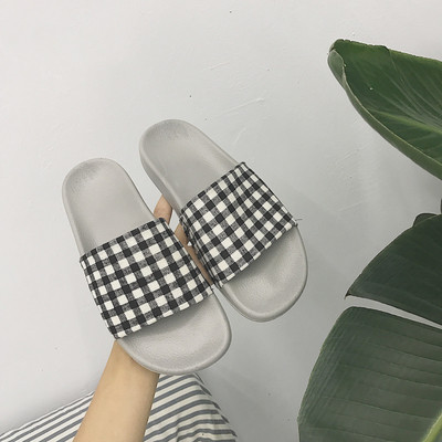 Μοντέρνες γυναικείες παντόφλες σε γκρι και μαύρο χρώμα