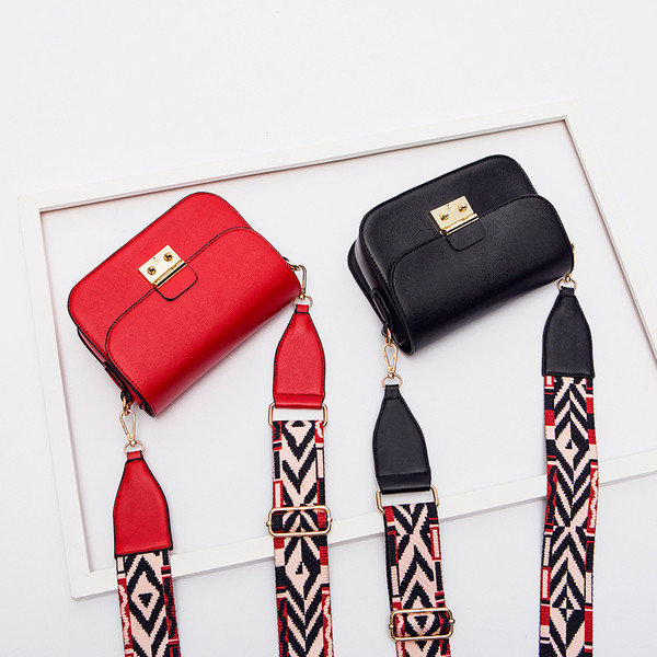 Stílusos női táska fém csattal, hosszú füllel fekete és piros színben