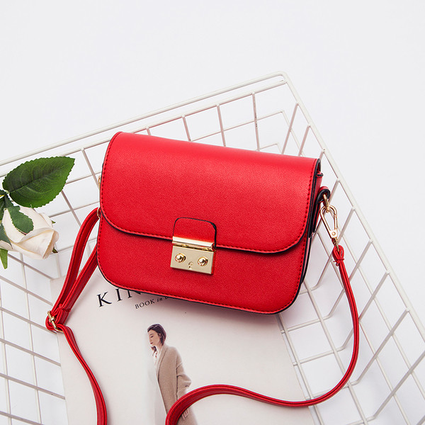 Stílusos női táska fém csattal, hosszú füllel fekete és piros színben