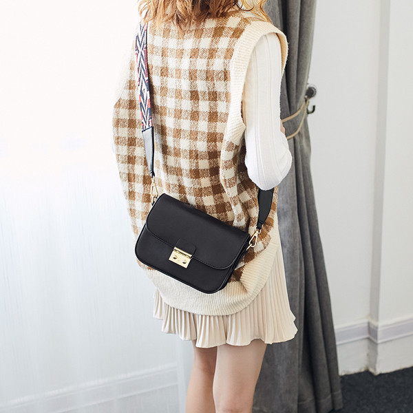 Stílusos női táska fém csattal, hosszú füllel fekete és piros színben