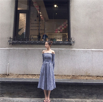 Σύγχρονη γυναικεία φόρεμα με πεσμένους ώμους και φαρδιά μανίκια