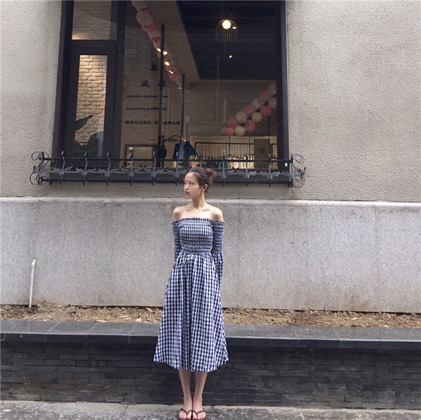 Σύγχρονη γυναικεία φόρεμα με πεσμένους ώμους και φαρδιά μανίκια