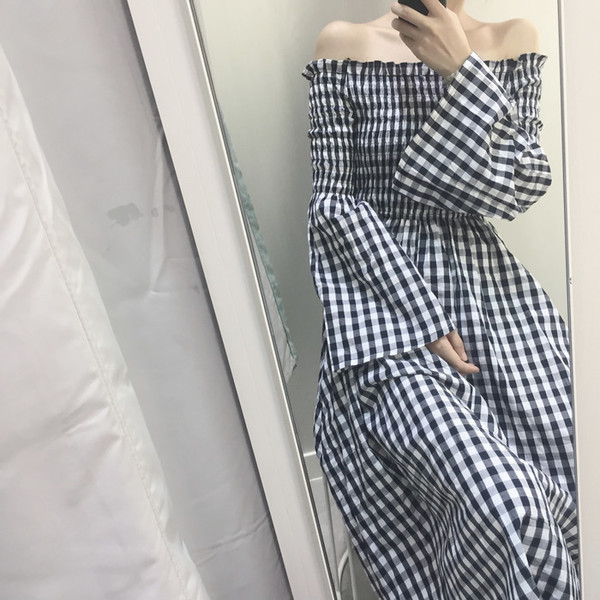 Σύγχρονη γυναικεία φόρεμα με πεσμένους ώμους και φαρδιά μανίκια