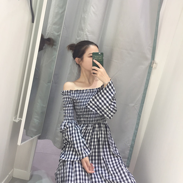 Σύγχρονη γυναικεία φόρεμα με πεσμένους ώμους και φαρδιά μανίκια