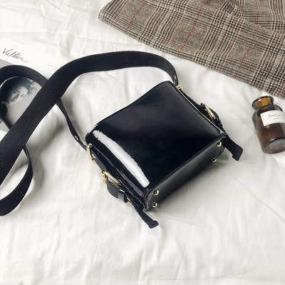 Κομψή γυναικεία λουστρίν τσάντα με μακρά λαβή σε μαύρο και καφέ χρώμα