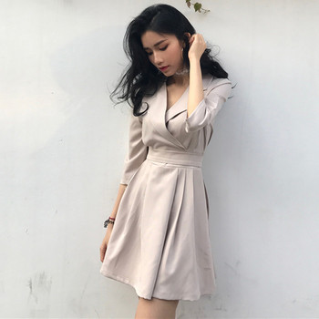 Κομψό γυναικείο φόρεμα με δαντέλα V σε μαύρο και μπεζ χρώμα