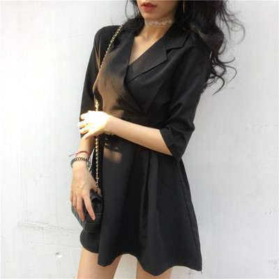 Κομψό γυναικείο φόρεμα με δαντέλα V σε μαύρο και μπεζ χρώμα