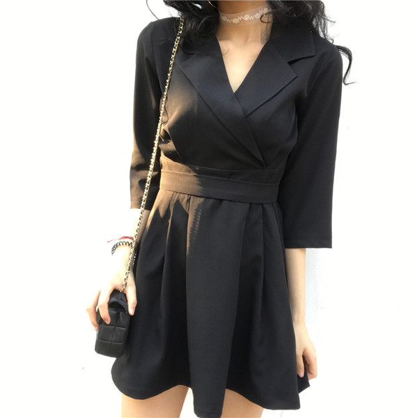 Κομψό γυναικείο φόρεμα με δαντέλα V σε μαύρο και μπεζ χρώμα