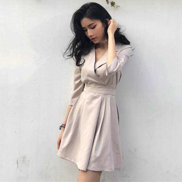 Κομψό γυναικείο φόρεμα με δαντέλα V σε μαύρο και μπεζ χρώμα