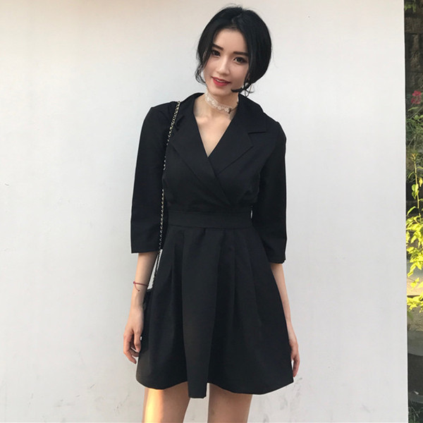 Κομψό γυναικείο φόρεμα με δαντέλα V σε μαύρο και μπεζ χρώμα