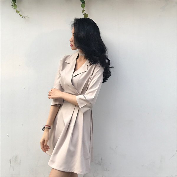 Κομψό γυναικείο φόρεμα με δαντέλα V σε μαύρο και μπεζ χρώμα