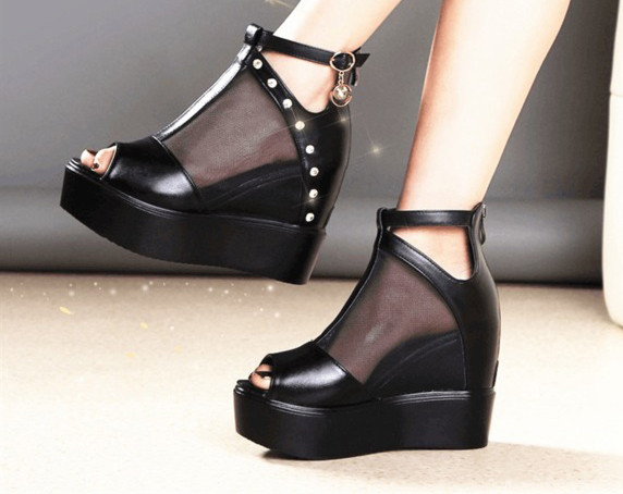 Zárt platformú szandál bokapánttal és fém elemekkel