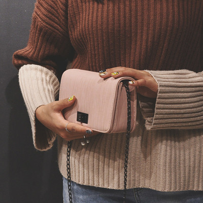 Modern női táska fém csattal, lánc fogantyúval több színben