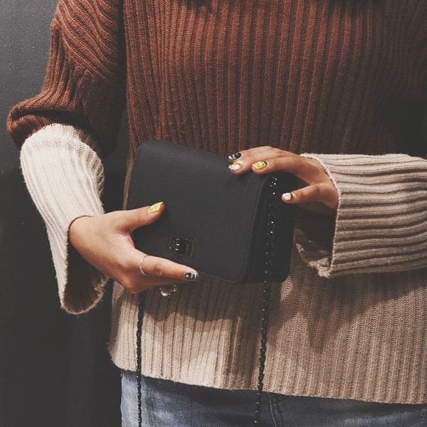 Modern női táska fém csattal, lánc fogantyúval több színben