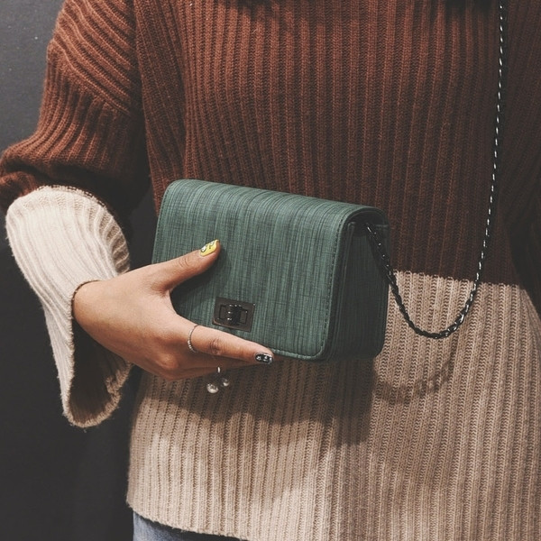 Modern női táska fém csattal, lánc fogantyúval több színben