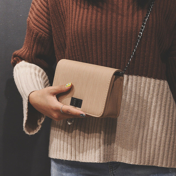 Modern női táska fém csattal, lánc fogantyúval több színben